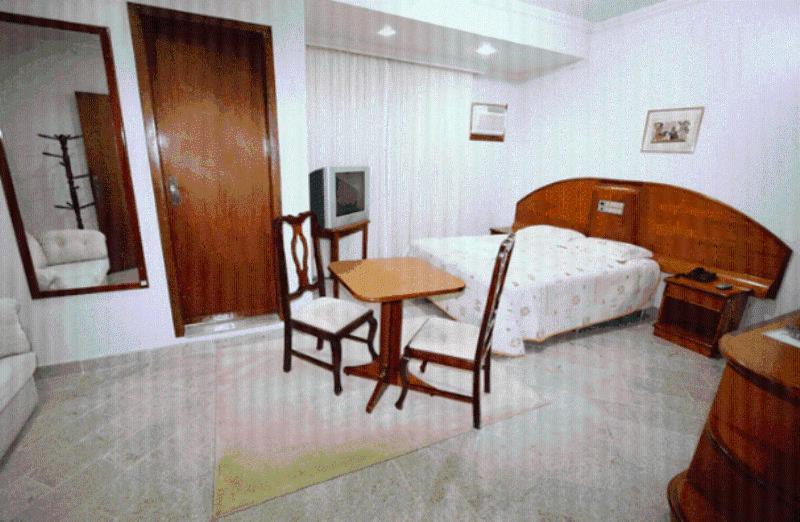 Cristal Executive Hotel Francisco Beltrão Quarto foto